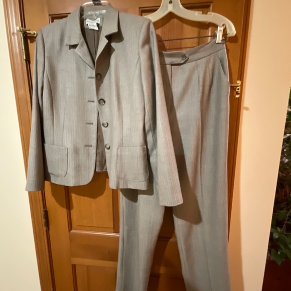 UPDATE:ADDED SWEATER Harve Bernard Brown/White Herring Bone Pants Suit Size 8 - Picture 2 of 8
